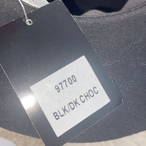 Wide-brimmed hat in black with a red ribbon around Giovanni's head. - Picture 5 of 6